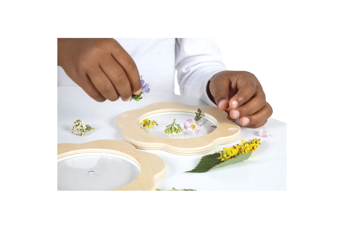 janod-j06310-flower-kaleidoscope3